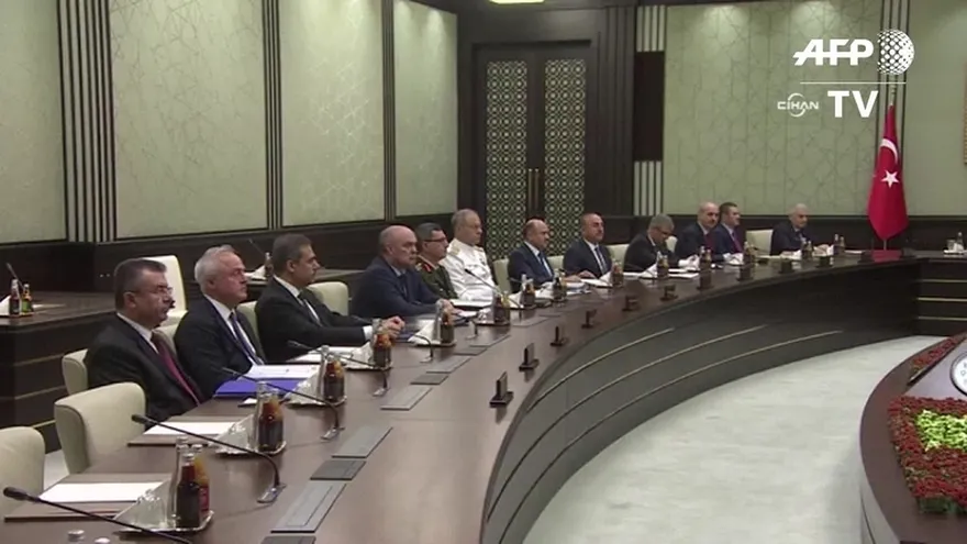 Erdogan vuelve a Ankara en medio de purga contra opositores