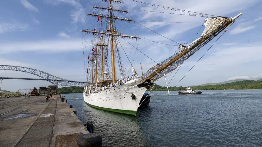 El buque escuela Esmeralda de la Armada de Chile.