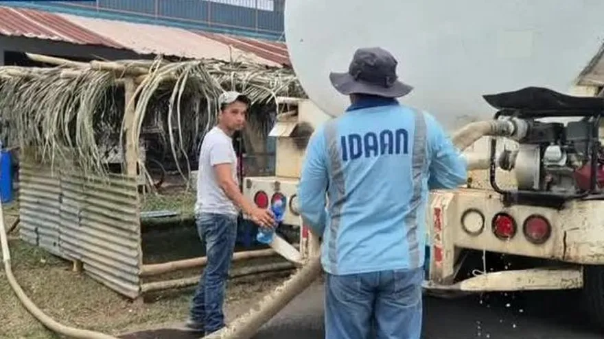 Comercios y residentes se ven afectados por la falta de agua en Atalaya