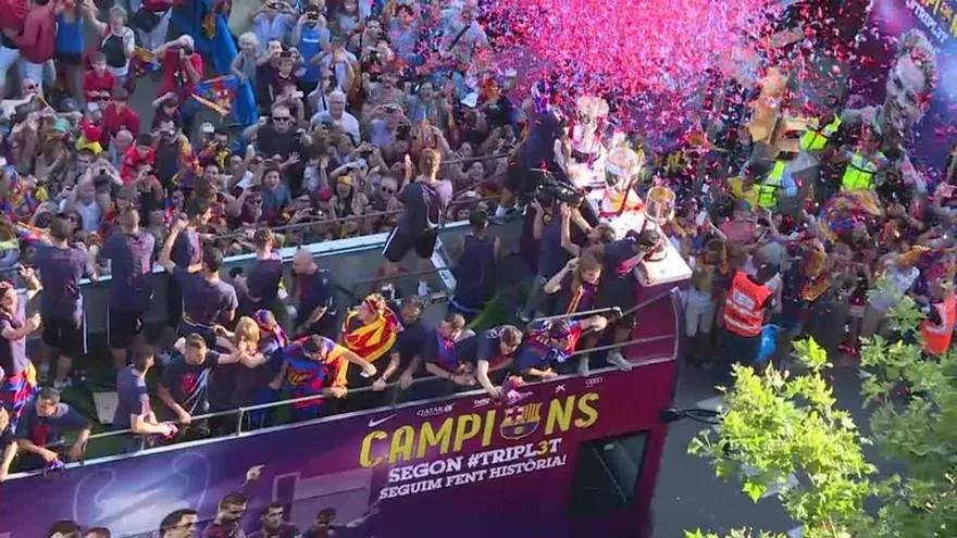 Barcelona celebra su tiplete con la hinchada