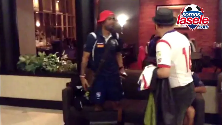 Momento en que se despide Rubén Blades de los jugadores de la Sele luego de la cena