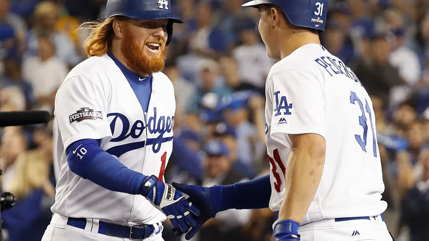 Jonrones de Grandal y Turner dan triunfo a Dodgers sobre Cachorros en Liga Nacional