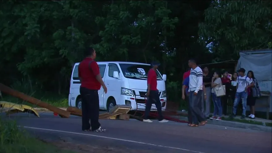 Usuarios de transporte cierran la vía en Pacora