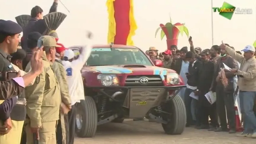 Turistas disfrutan del rally en el desierto de Pakist