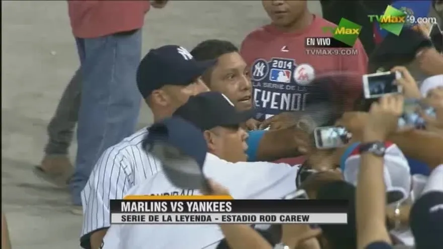 Derek Jeter firmando aut