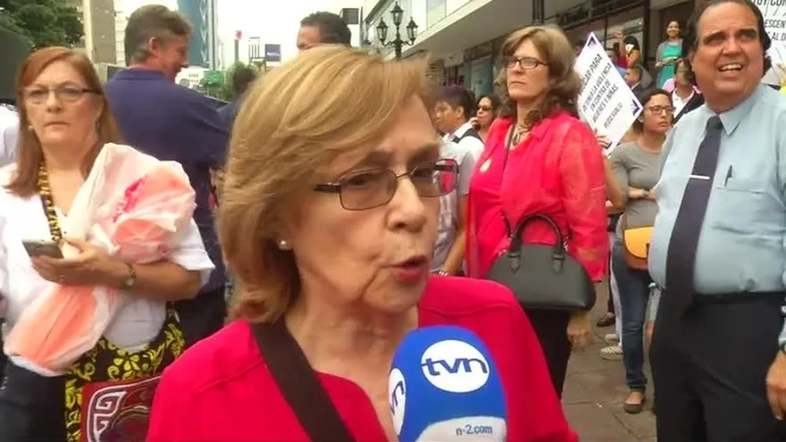 Declaraciones de personas que participan en la concentración a favor de Ley 61 en Vía España