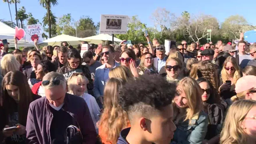 Actores de Hollywood hacen protesta en lugar de fiesta del Óscar