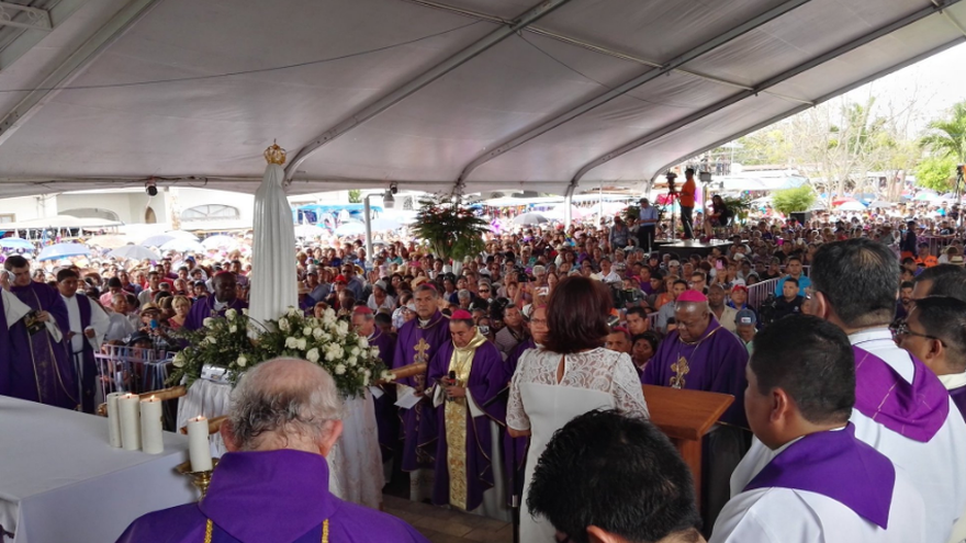 Todos los obispos reunidos en torno a la réplica de la imagen de la Virgen de Fátima que vino desde Portugal