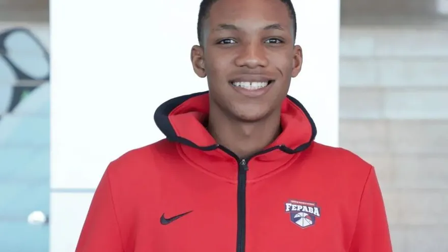 El panameño Humberto Kentish participa en el campamento de la NBA Jr.