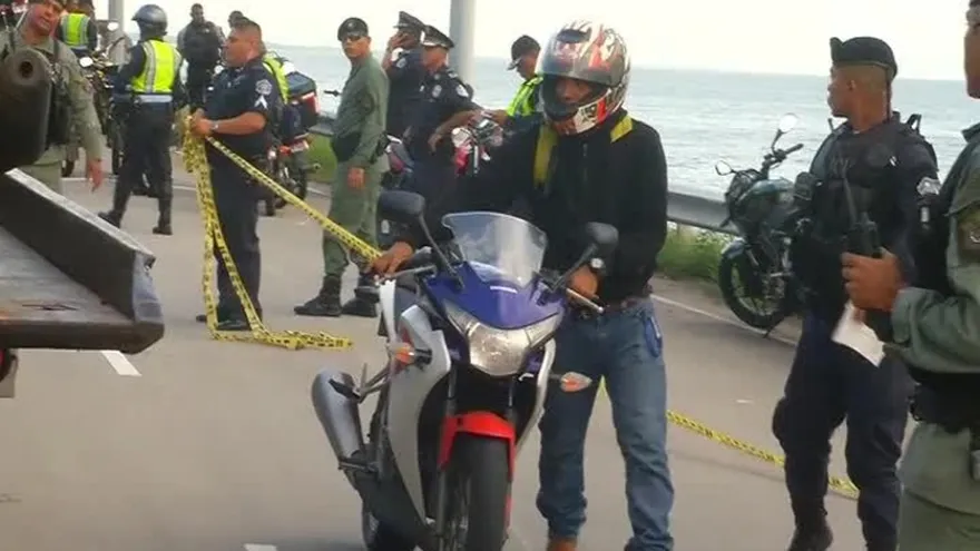 Motorizados alegan que se les viola su derecho a libre tránsito