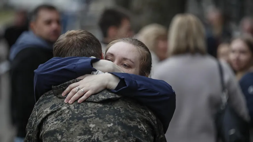 Una persona se despide de uno de los reclutas rusos