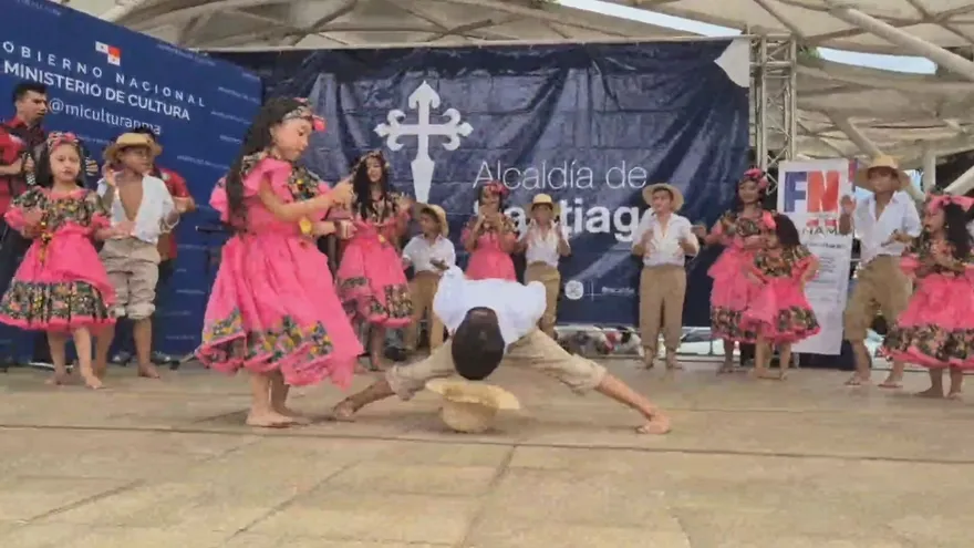 Presentación de la agupación infantil Panamá Folclor y Tradición en Veraguas.