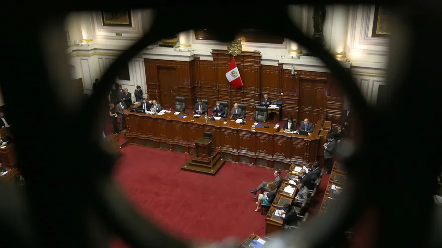 El viceministro de Seguridad Pública peruano, Ricardo Valdés, renunció al cargo, al igual que el ministro del Interior, Carlos Basombrío, después de que el mandatario, Pedro Pablo Kuczynski, se salvó de ser destituido por presuntos vínculos con la empresa Odebrecht, según informó hoy un portavoz del ministerio.