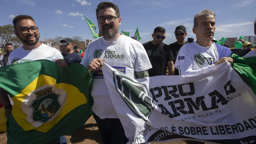 Manifestantes proarmas marchan por la 'libertad' en Brasilia.
