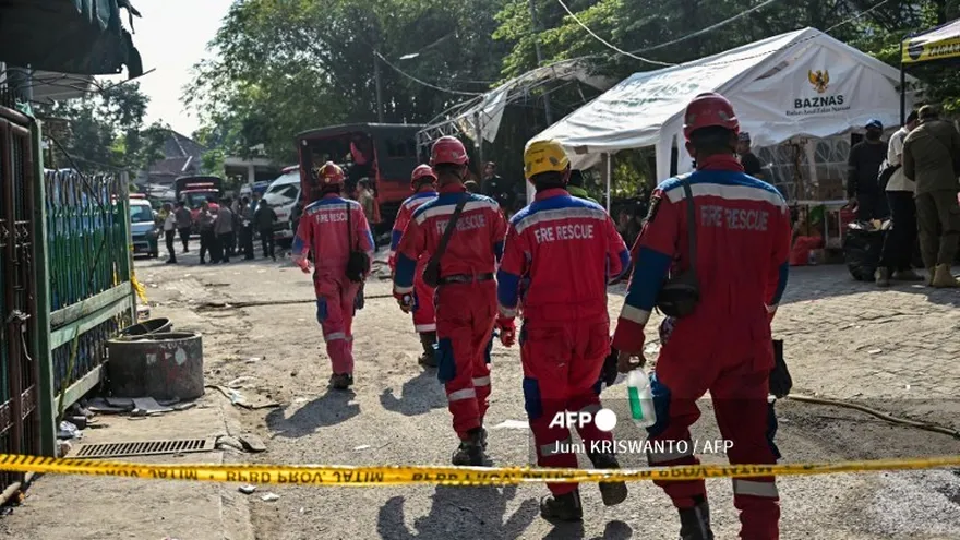 Rescatistas en escuela de Indonesia.