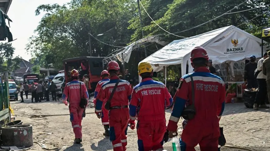 Rescatistas en escuela de Indonesia.