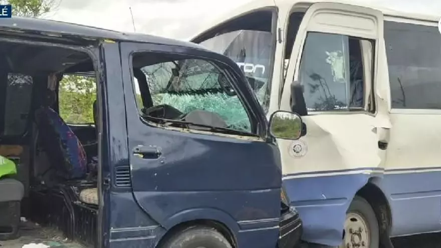 Choque frontal de buses en Antón.