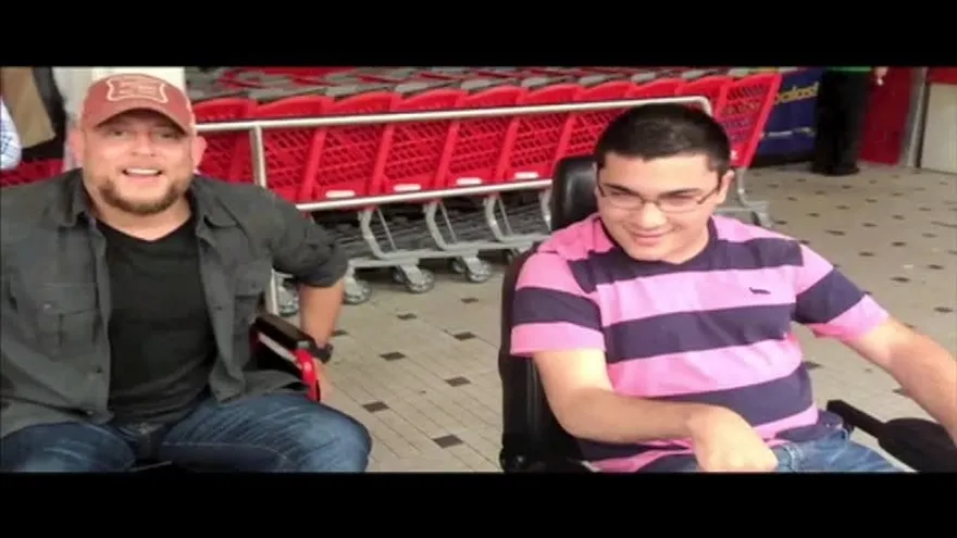 Ubaldo Davis y Juanpi se aventuran en sillas de rueda