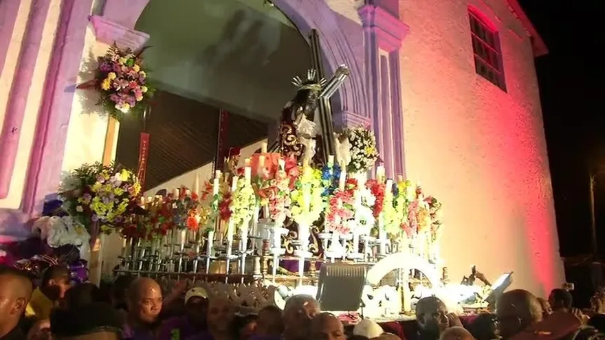 Miles de devotos rinden honores al Cristo Negro de Portobelo