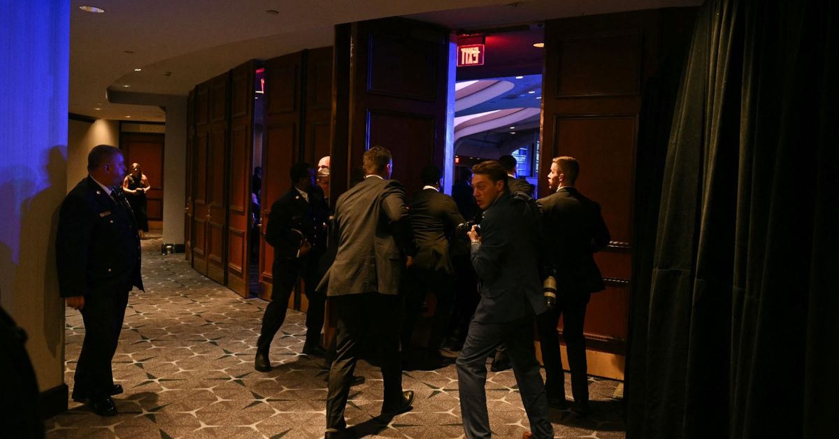 Evacúan a Donald Trump de una cena con periodistas por disparos y detienen a sospechoso