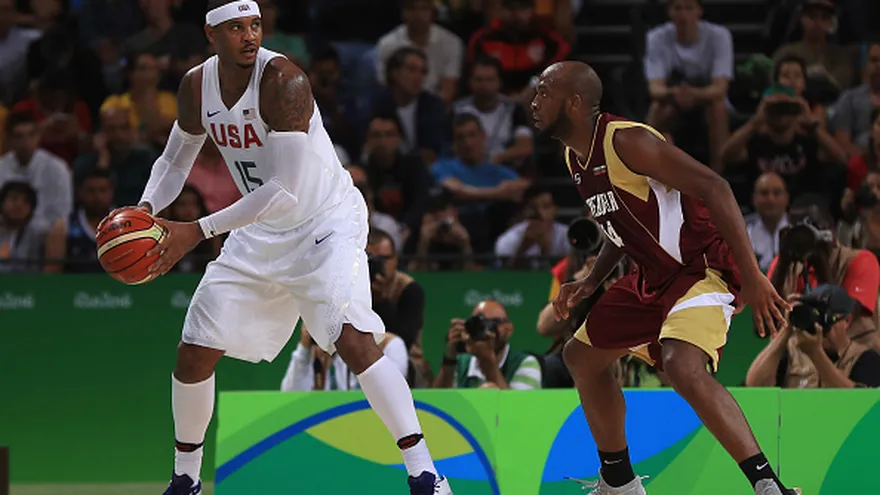 Carmelo Anthony (15), de EE.UU., es cubierto por Miguel Ruiz (14), de Venezuela