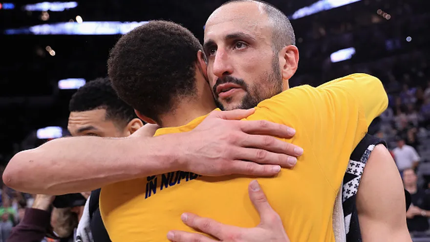 Manu Ginóbili recibe el abrazo de Stephen Curry