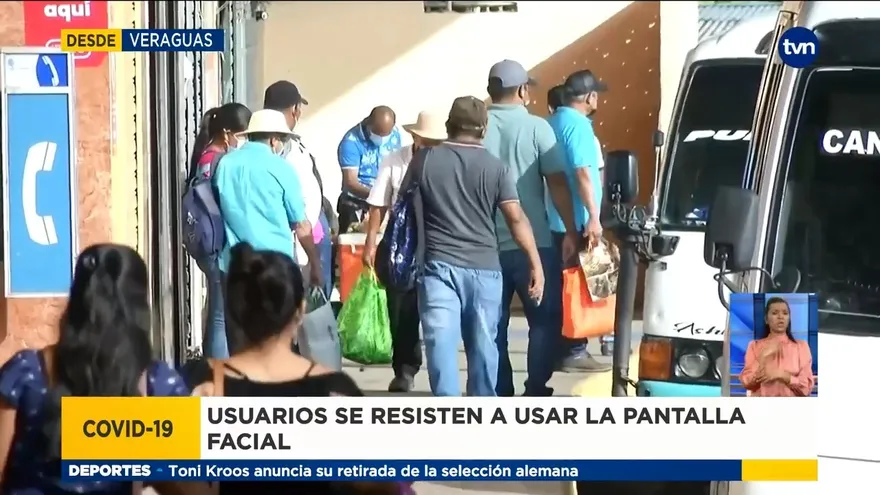 Usuarios del transporte púbico insisten en no usar la careta facial