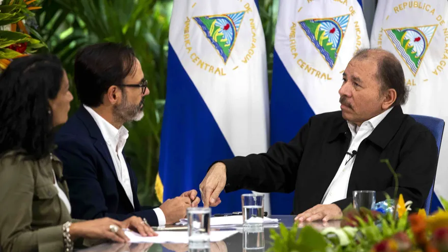 El presidente de Nicaragua, Daniel Ortega, el presidente de la Agencia Efe, Fernando Garea y la corresponsal de Efe en Managua, Sabela Bello durante la entrevista con el presidente nicaragüense