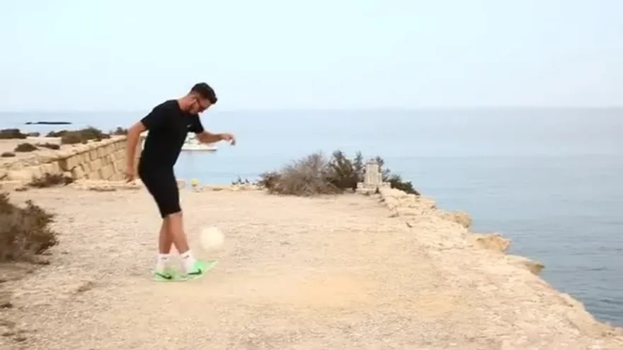 Saúl Ñíguez se pusó a dar toques en un acantilado