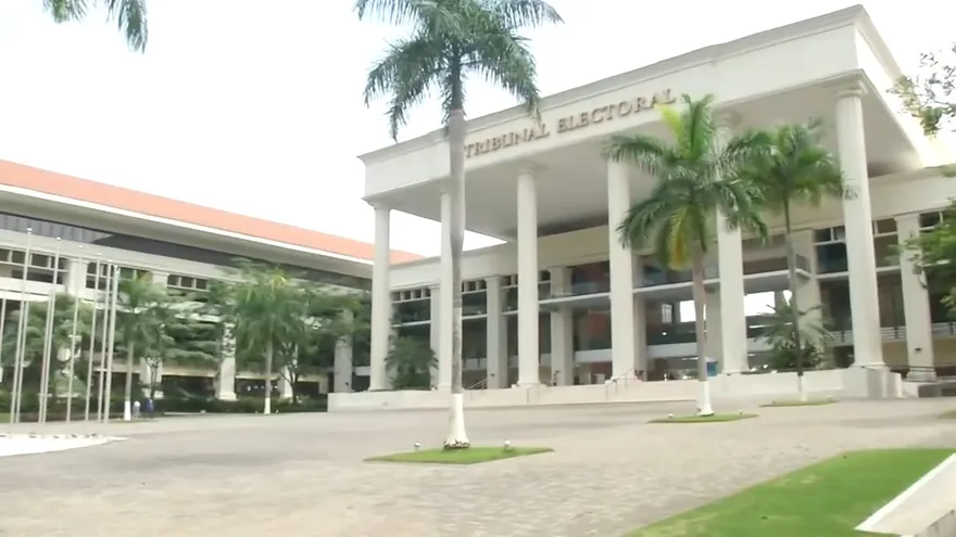 Figuras vinculadas a partidos políticos lideran firmas por libre postulación