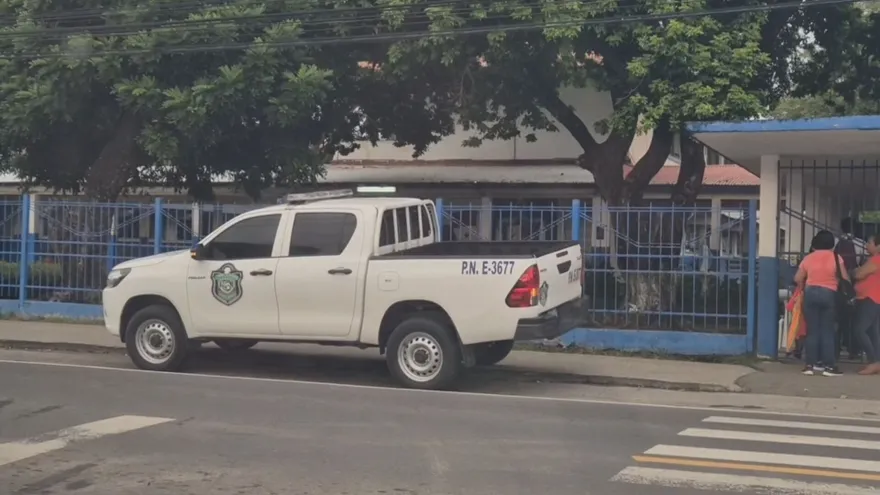 Vehículo de la Policía Nacional fuera del centro educativo Ángel María Herrera en la provincia de Coclé