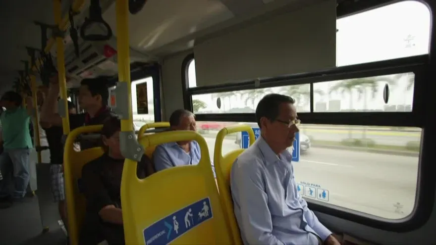 Botellas de plástico por pasajes de bus en Ecuador