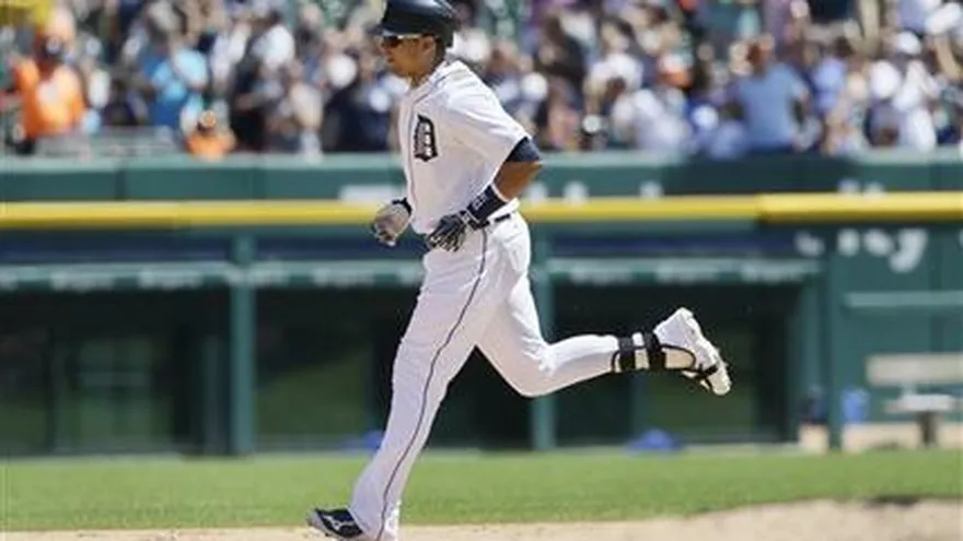 El jugador de los Tigres de Detroit, Víctor Martínez, recorre la bases tras batear un jonrón contra Kansas City el jueves, 6 de agosto de 2015, en Detroit