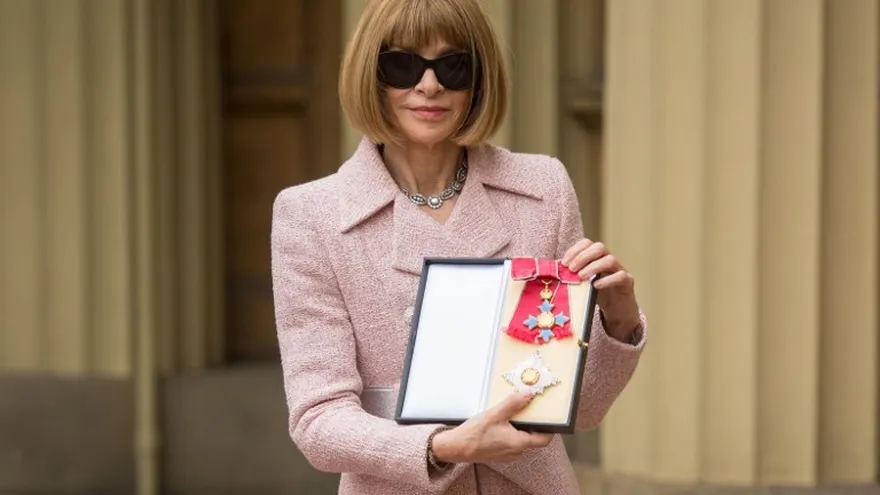 La editora de la revista Vogue, Anna Wintour, tras ser condecorada por la reina Isabel II este viernes 5 de mayo.