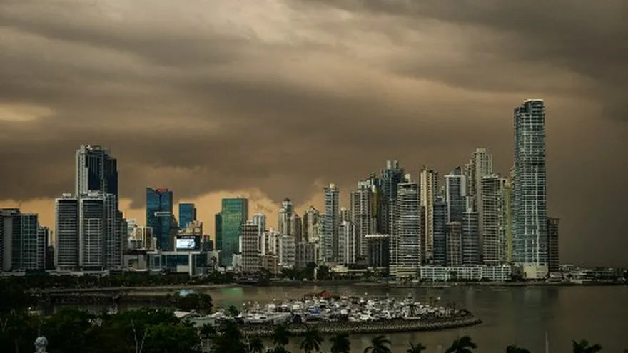 Vista de la Ciudad de Panamá previo a la llegada de una tormenta.