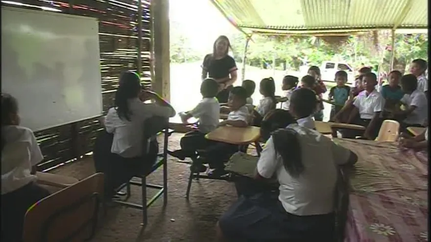 Los estudiantes sin escuela, pero con ganas de aprender