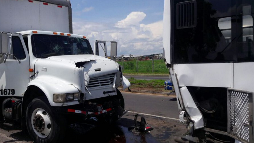 Un camión también se vio involucrado con la triple colisión