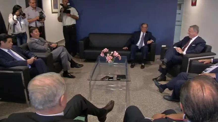 Embajador de EEUU se reúne con diputados en la Asamblea Nacional