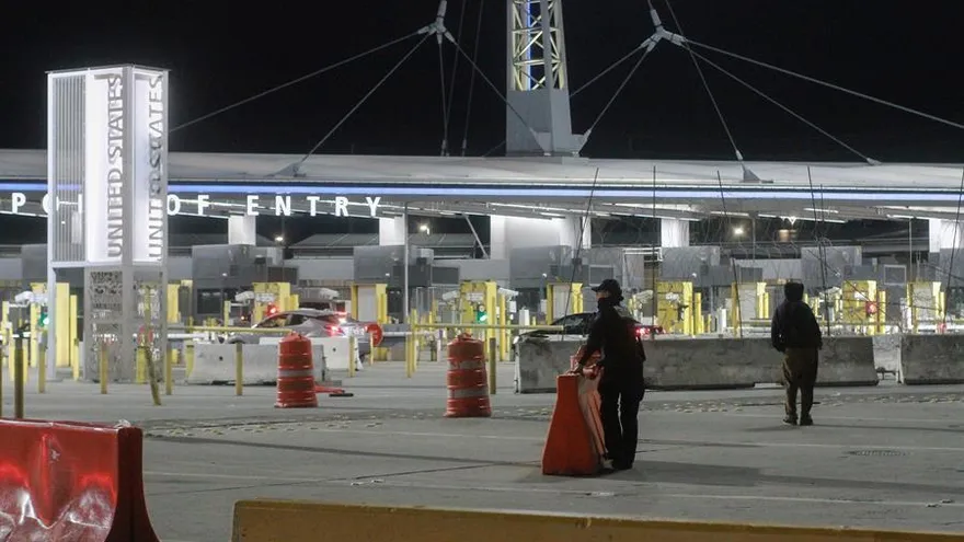Policías estadounidenses cierran la frontera con México la madrugada de este sábado, en la ciudad de Tijuana en Baja California.