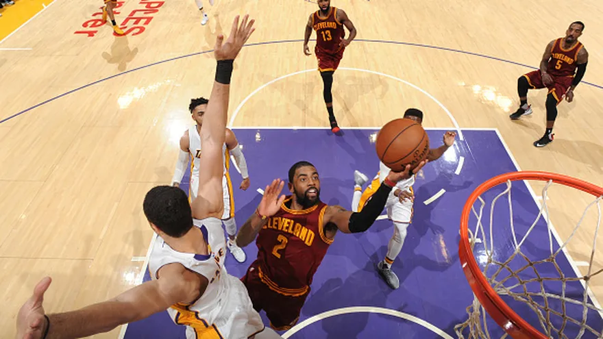 Kyrie Irving (2) salta hacia la canasta en el partido entre los Cavaliers y los Lakers