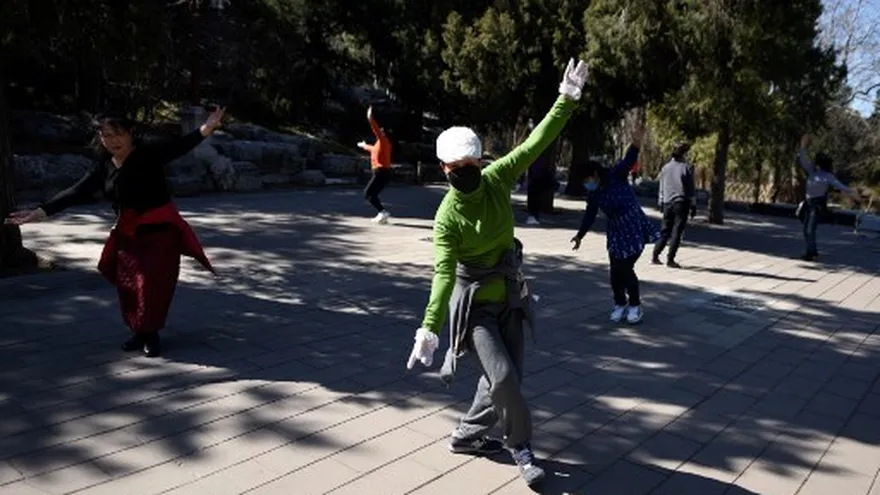 Personas en China hacen yoga