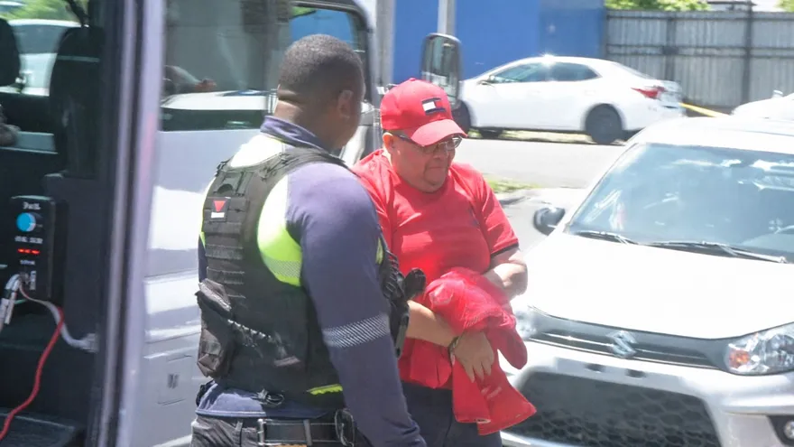 Momento de la detención del exalcalde de Colón, Alex Lee.