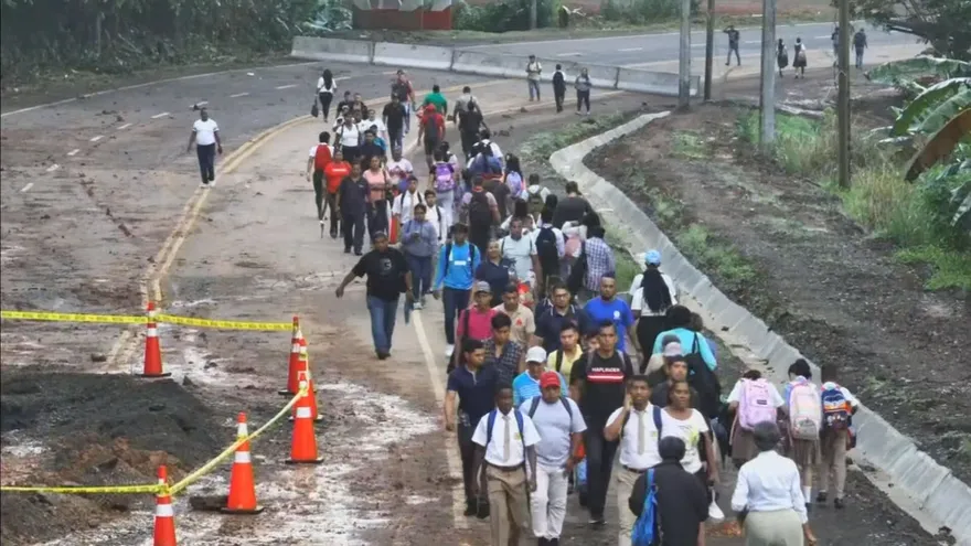 Personas caminan en la vía en el Guarumal.