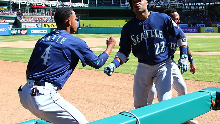 Robinson Canó (22) es felicitado por su compañero Ketel Marte