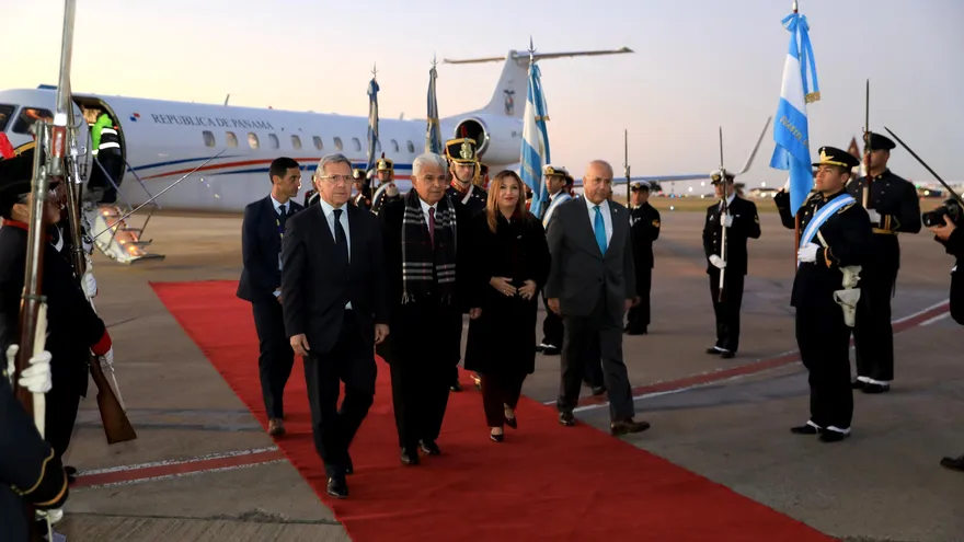 El presidente José Raúl Mulino a su llegada a Argentina.