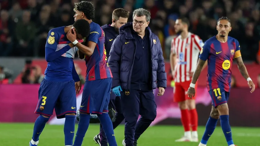 Alex Balde recibe un abrazo de Lamine Yamal durante el partido entre Barcelona y Atlético de Madrid en las semifinales de la Copa del Rey
