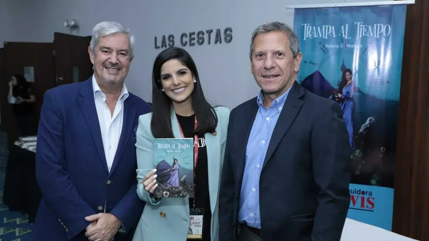 Escritora Valeria Maduro junto a sus lectores.