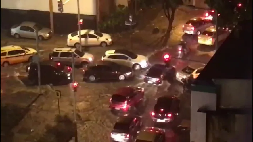 Fuertes lluvias siembran el caos en Rio de Janeiro