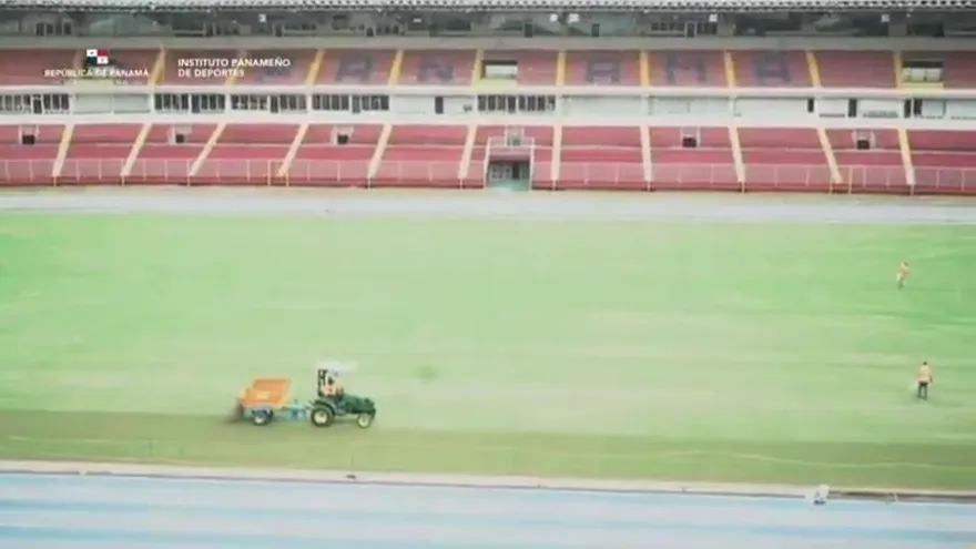 Siguen los trabajos en el césped del estadio Rommel Fernández Gutiérrez