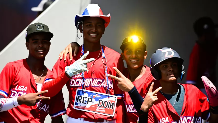 Peloteros de República Dominicana celebran en la Serie del Caribe Kids 2025